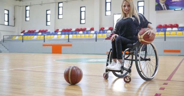 Avrupa’da forma giyecek ilk Türk kadın basketbolcu oldu