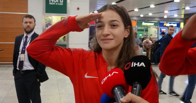 Dünya ikincisi boksör Buse Naz Çakıroğlu’ndan asker selamı