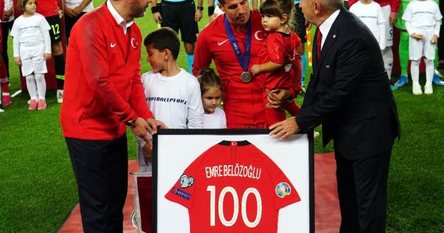 Emre Belözoğlu’na 100. maç hediyesi