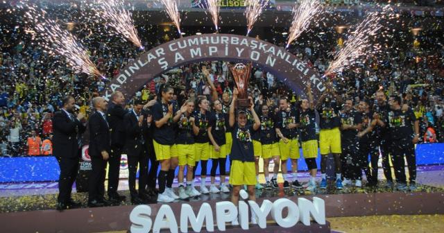 Fenerbahçe kupayı müzesine götürdü