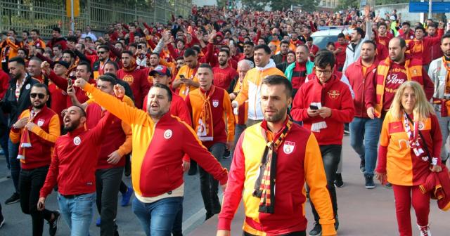 Galatasaray taraftarı Taksim’de toplandı