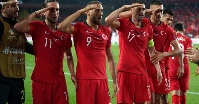 UEFA, millilerin asker selamını incelemeye aldı