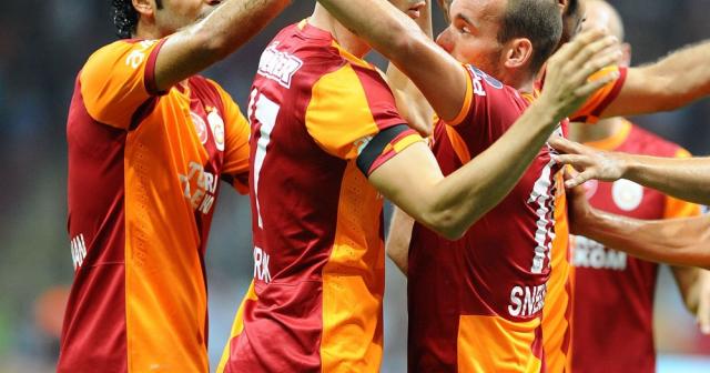 Wesley Sneijder, jübilesine Selçuk İnan ve Burak Yılmaz’ı çağırdı