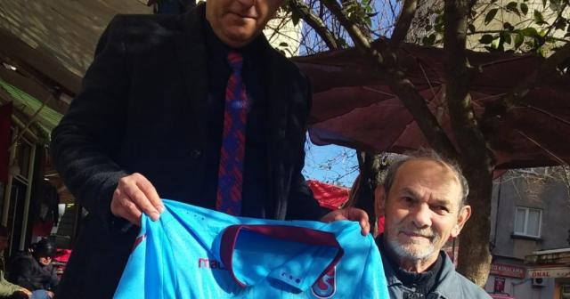 Trabzonspor’dan Eynesilli engelli vatandaşa forma jesti