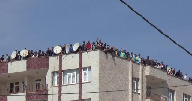 Korona virüs stadı kapattı: Futbol sevdası çatıya çıkarttı