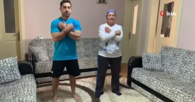 Milli cimnastikçi İbrahim Çolak, çalışmalarını annesiyle sürdürüyor