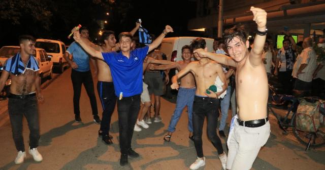 Adana Demirspor taraftarlarından coşkulu final kutlaması