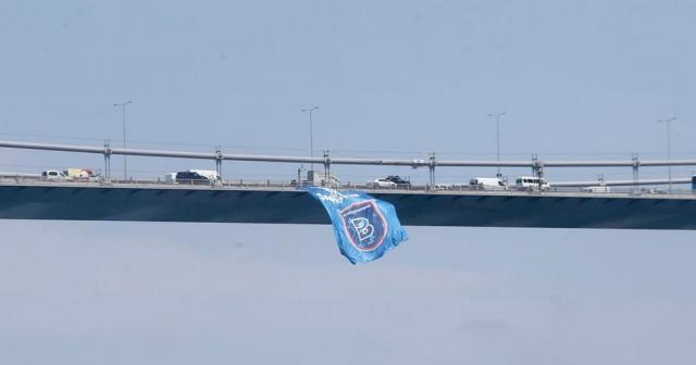Şampiyon Başakşehir bayrakları köprülerde