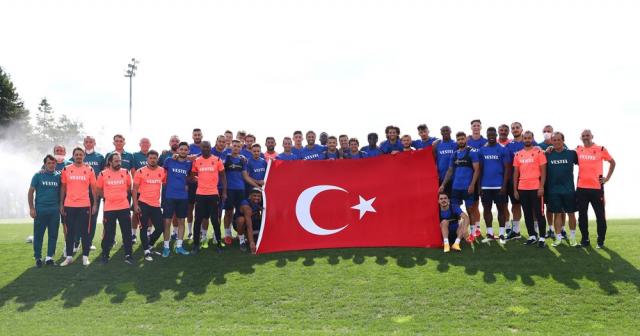 Trabzonspor’dan 30 Ağustos pozu
