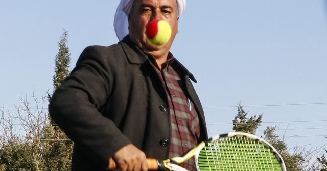 Tenisle tanışan köylüler yöresel kıyafetlerle raket sallıyor
