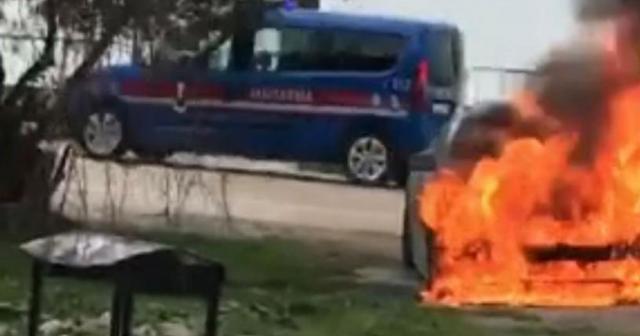 Park halindeki lüks otomobil alev alev yandı