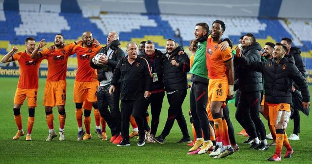 Galatasaraylı futbolcular galibiyet deplasman tribününde kutladı