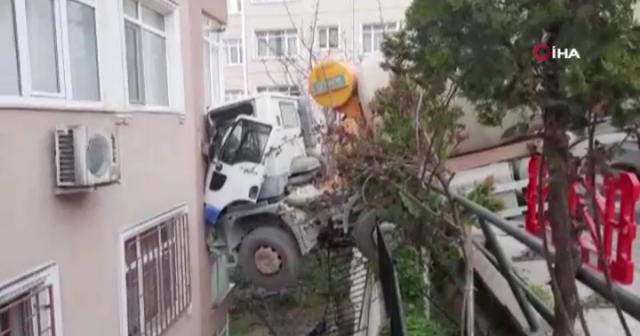 Beşiktaş’ta beton mikseri 6 katlı binaya çarptı