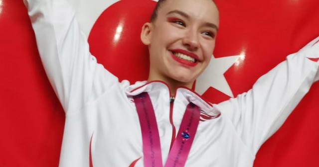 Milli cimnastikçi Ayşe Begüm Onbaşı dünya şampiyonu oldu