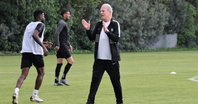 Mustafa Denizli: "Altay’ın Süper Lig’e dönmesi benim için en büyük mutluluk"