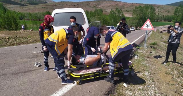 Sivas’ta iki araç kafa kafaya çarpıştı: 9 yaralı