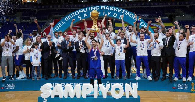 2020-2021 Basketbol Süper Ligi şampiyonu Anadolu Efes kupasını aldı