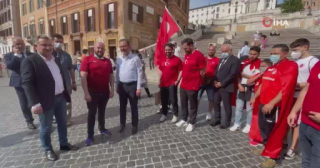 Bakan Kasapoğlu, İtalya’da taraftarlarla milli maç heyecanını yaşadı