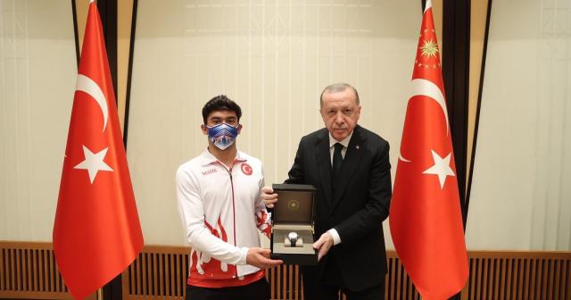 Cumhurbaşkanı Erdoğan, Mert Efe Kılıçer’i ödüllendirdi