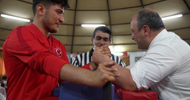 Bakan Varank, Avrupa şampiyonu milli sporcu ile bilek güreşi yaptı