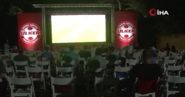 Euro 2020 Final maçı kurulan dev ekranda izleniyor