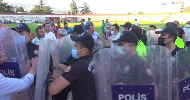 Maçın bitiş düdüğü ile saha karıştı, polis olaya müdahale etti