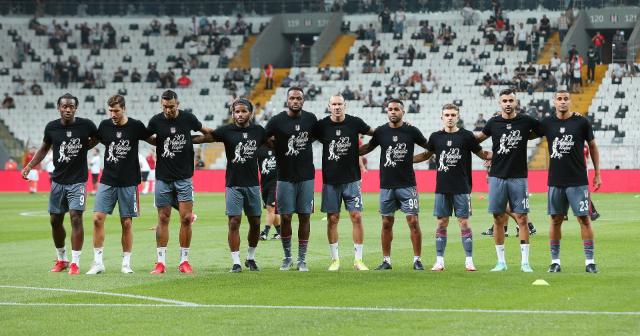 Beşiktaş ısınmaya 30 Ağustos tişörtleriyle çıktı