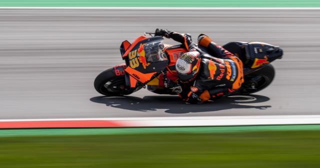Brad Binder ıslak zeminde kuru lastiklerle yarış kazandı
