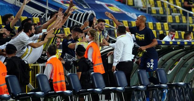 Fenerbahçeli futbolculardan taraftara tişört