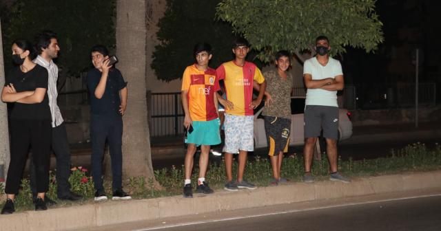 Galatasaray forması giyip Fenerbahçe takımını karşılamasına geldiler