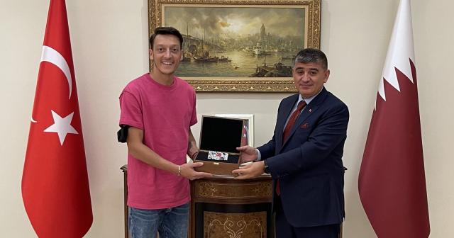 Mesut Özil, Doha Büyükelçisi Göksu’yu ziyaret etti