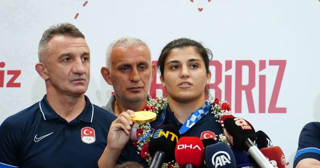 Olimpiyat şampiyonu Busenaz Sürmeneli yurda döndü