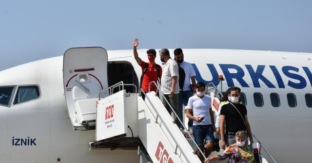 Olimpiyatlarda sırıkla atlamada final yarışan milli atlet Ersu Şaşma, Türkiye’ye döndü