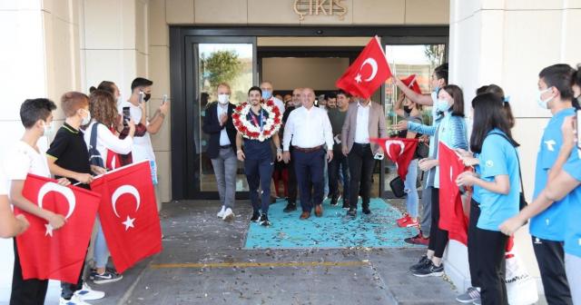 Olimpiyatlarda tarih yazan Eray Şamdan yurda döndü