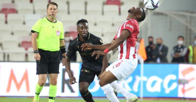 Süper Lig: DG Sivasspor: 0 - İH Konyaspor: 0 (İlk yarı)