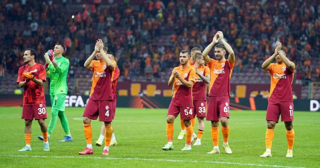 Galatasaraylı futbolcular galibiyeti taraftarlarla kutladılar