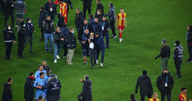 Yeni Malatyaspor-Kayserispor maçı sonrası hakem sahadan çıkamadı