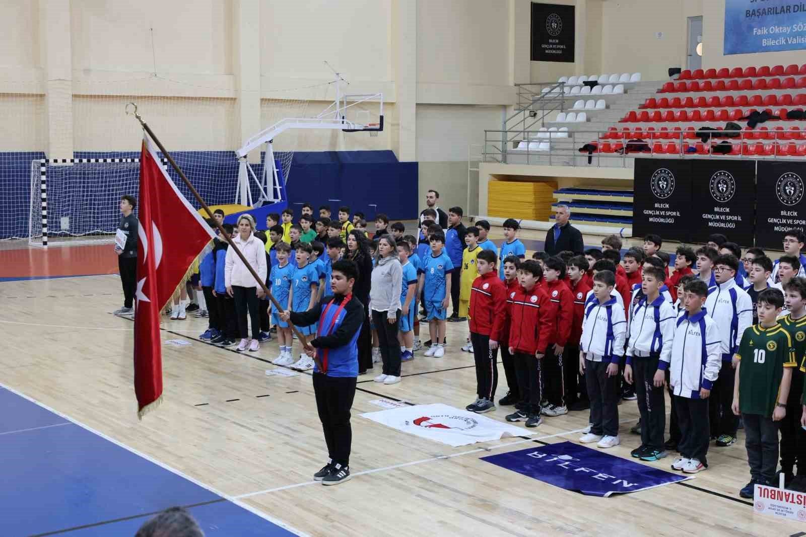 240 sporcunun katılımıyla hentbol küçükler yarı final müsabakaları başladı