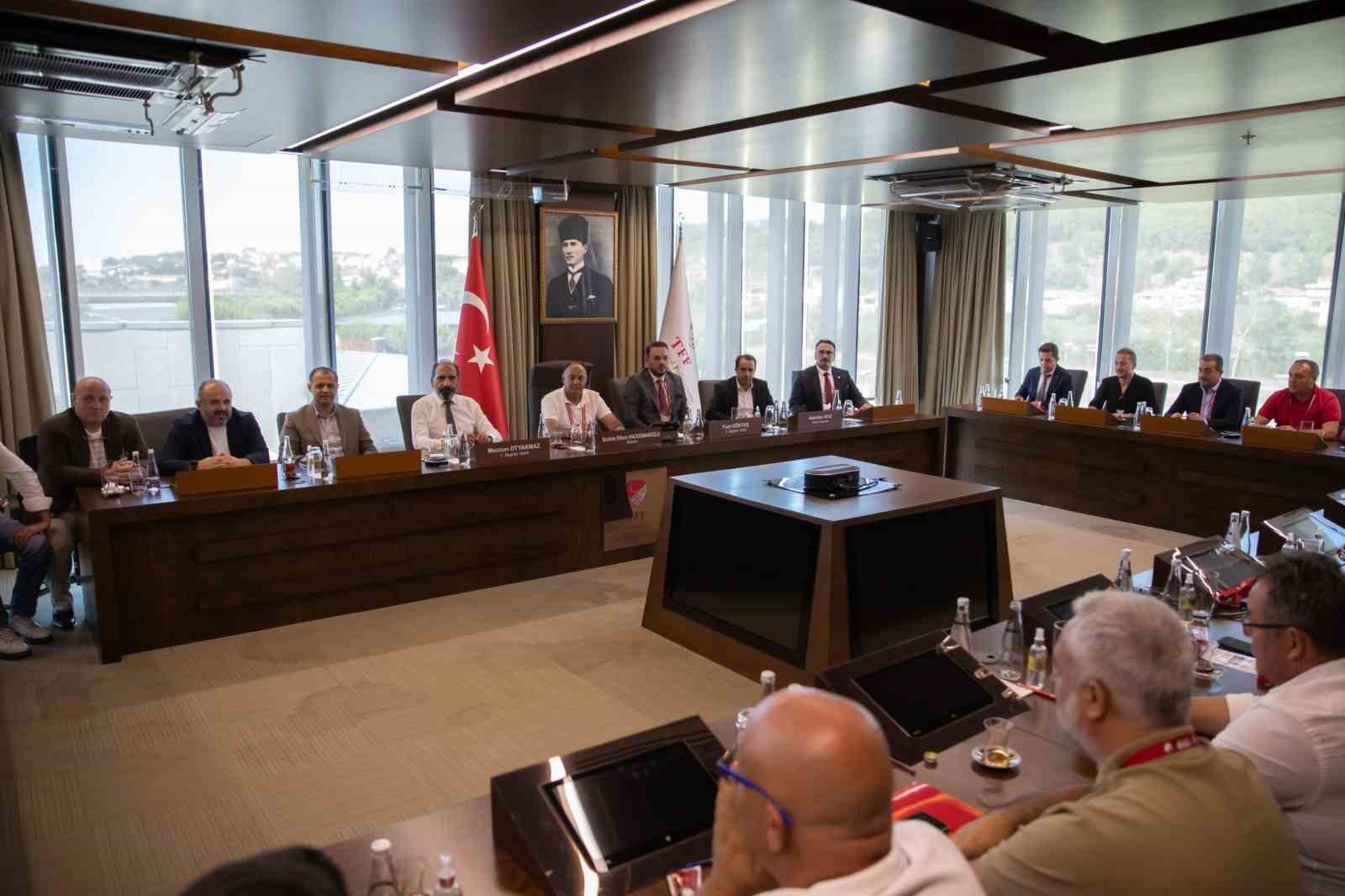 Riva'da 3. Lig Kulüpleri Birliği Zirvesi