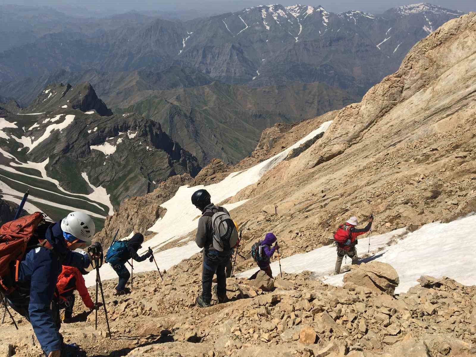 Cilo'nun Zirvesine Akın Ediliyor