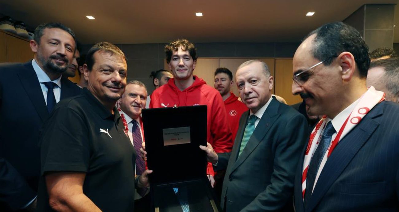 A Milli Erkek Basketbol Takımı, ikincilik madalyasını Cumhurbaşkanı Erdoğan’a takdim etti