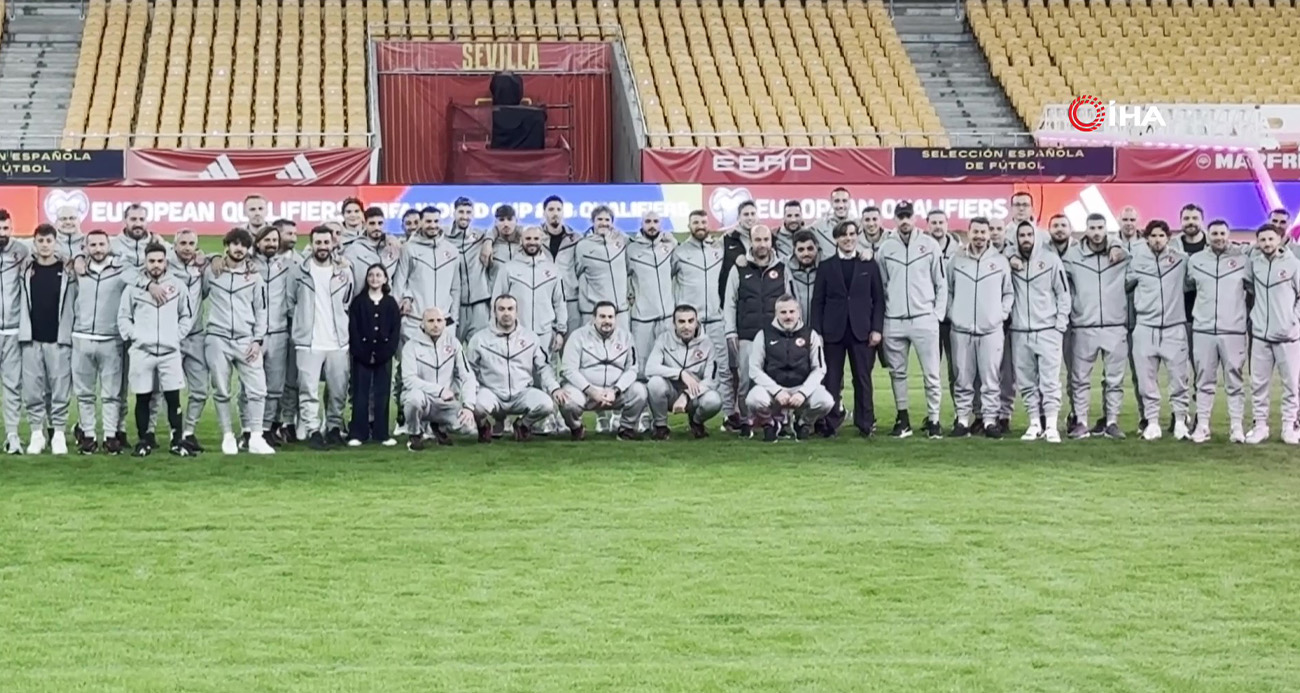 A Milli Futbol Takımı, La Cartuja Stadyumu'nda yürüyüş yaptı