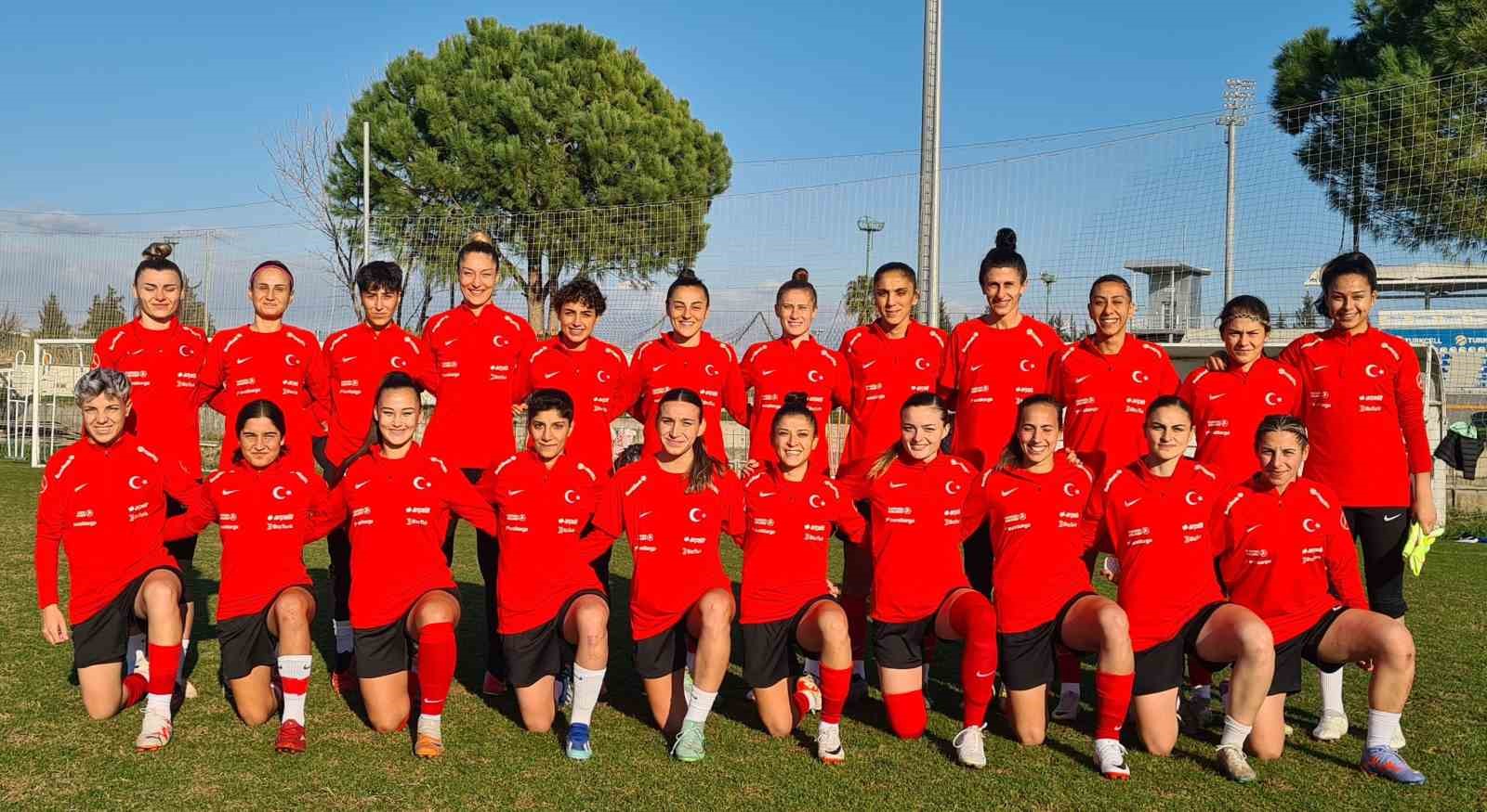 A Milli Kadın Futbol Takımı, Yunanistan ve Romanya maçlarının hazırlıklarını sürdürdü
