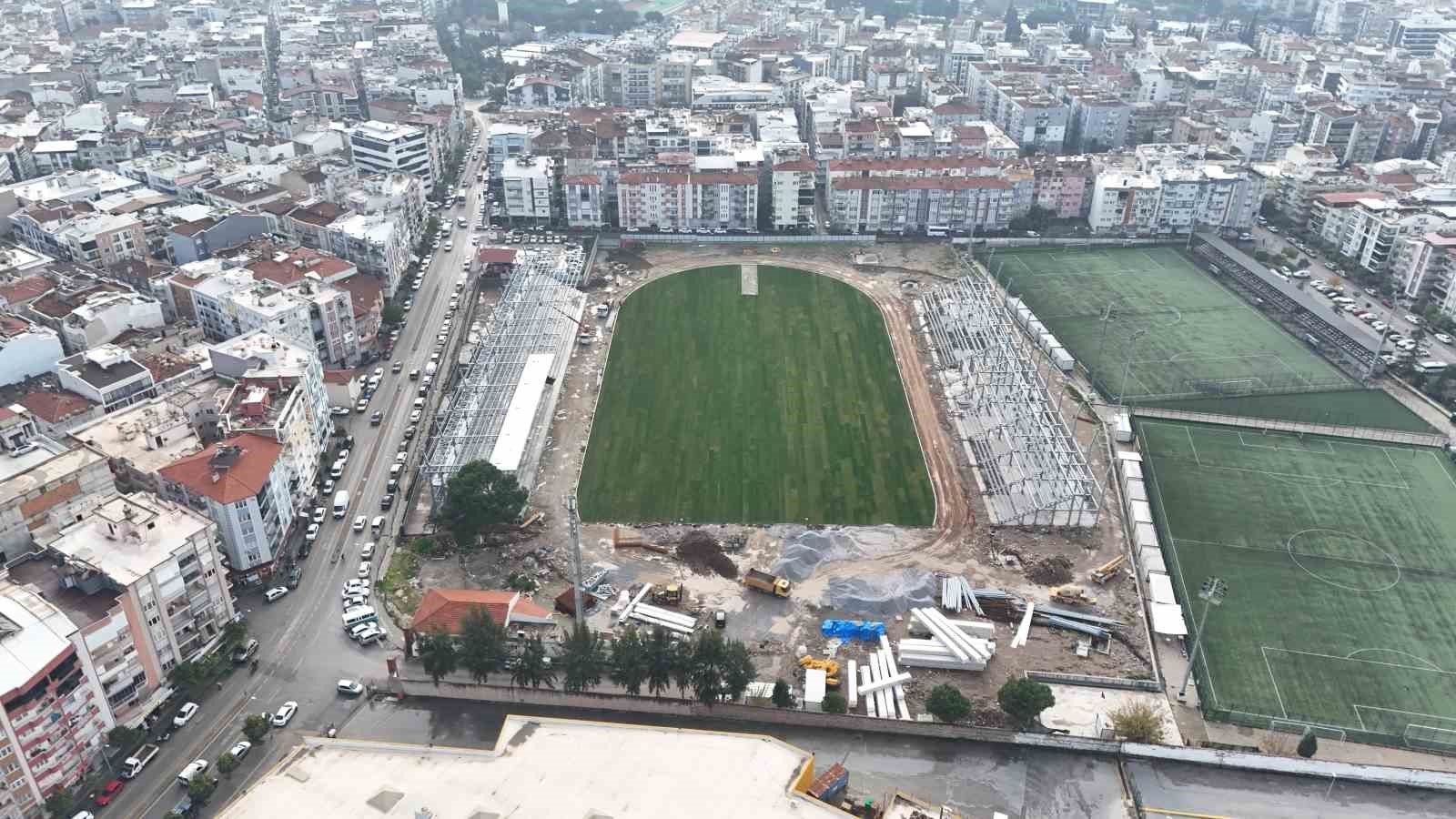 Adnan Menderes Stadyumu’nda çim serildi
