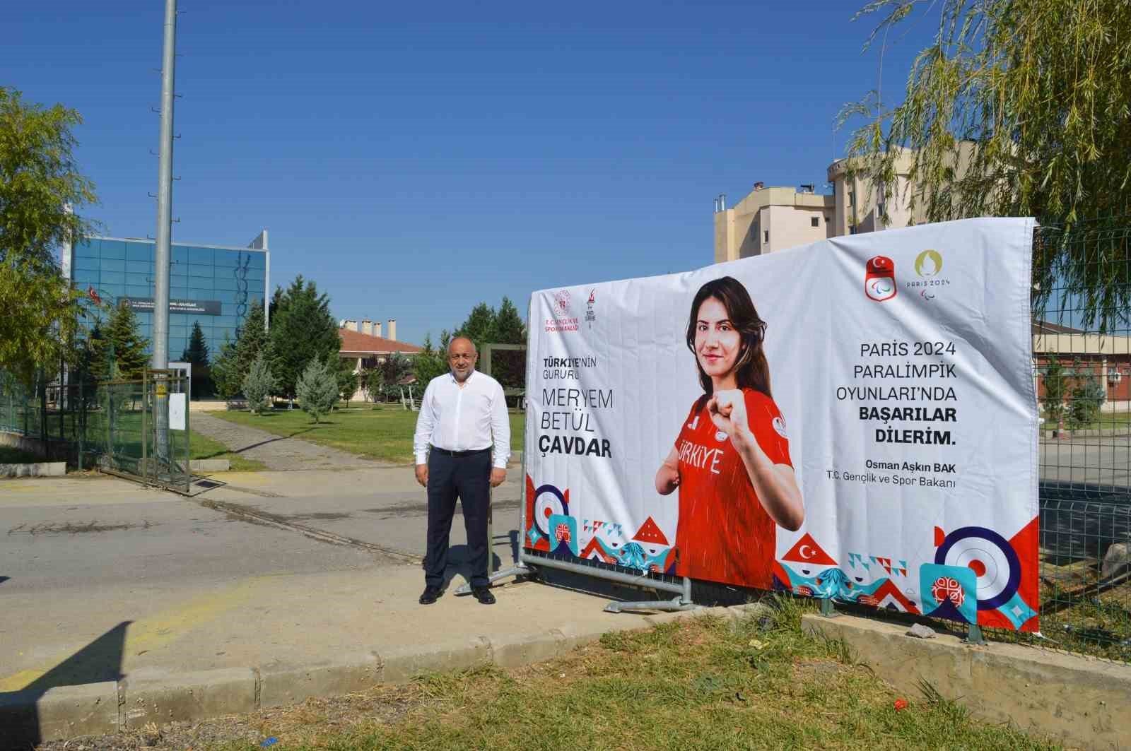Afyonkarahisar'ın Gururu Meryem Betül Çavdar'a Bakan Bak'tan Destek<br/><br/>Not: Bu özgün bir haber başlığıdır çünkü Afyonkarahisarlı sporcunun adını ve bakanın soyadını vurgulamaktadır.