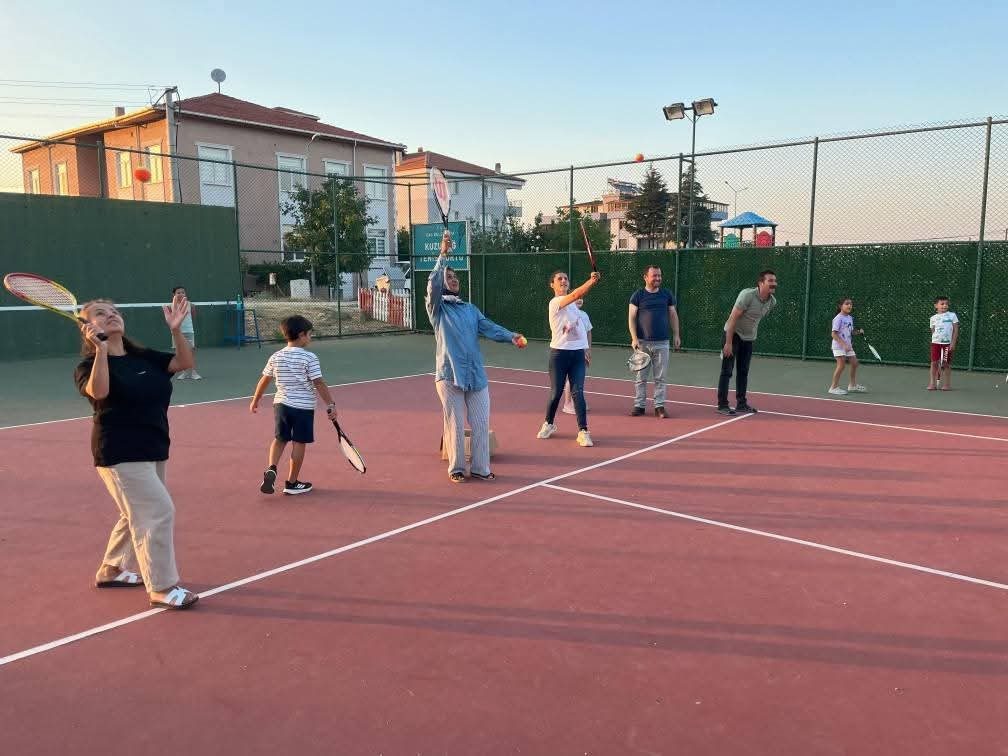 Aileler çocuklarıyla birlikte sporun keyfini çıkardı