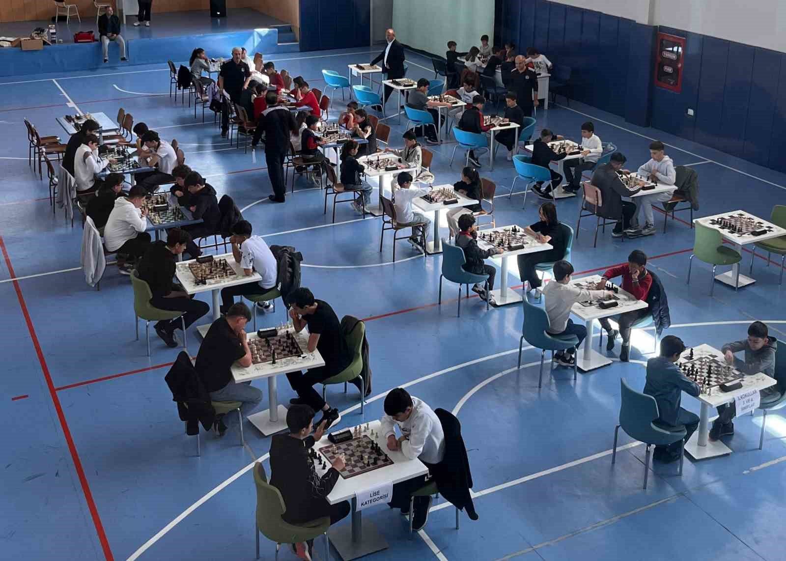 Alaca’da lise öğrencileri kıyasıya mücadele etti