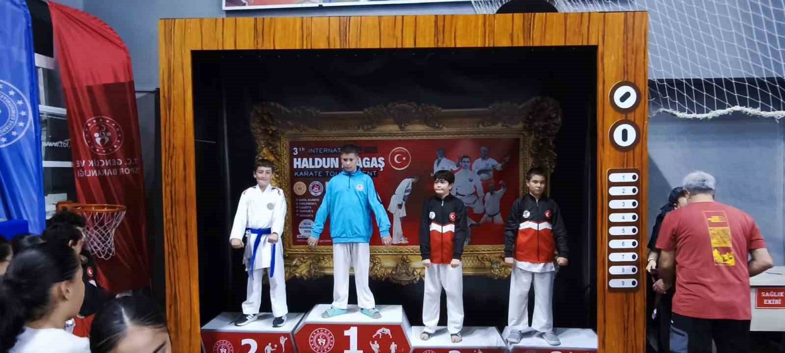 Alaşehirli karateciler Denizli’den madalyalarla döndü