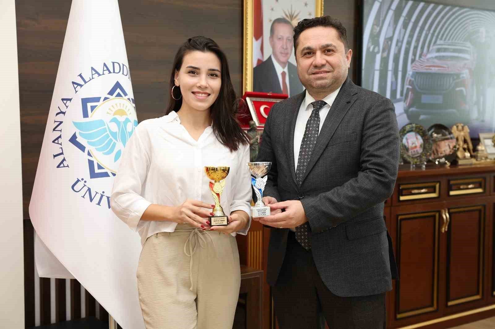 Buz Pisti Şampiyonu ALKÜ'lü Öğrenci Rektör ile Buluştu