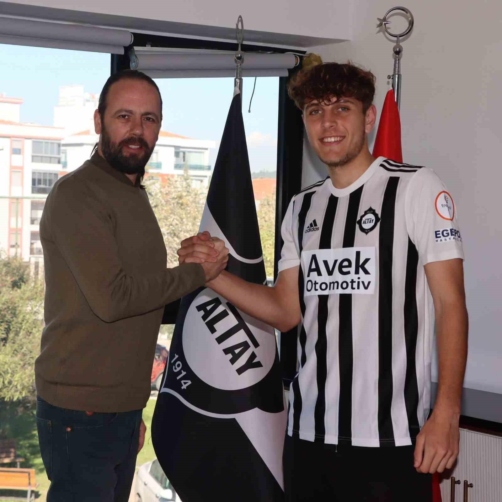 Altay’da 2005 doğumlu Hikmet Çolak, profesyonel oldu
